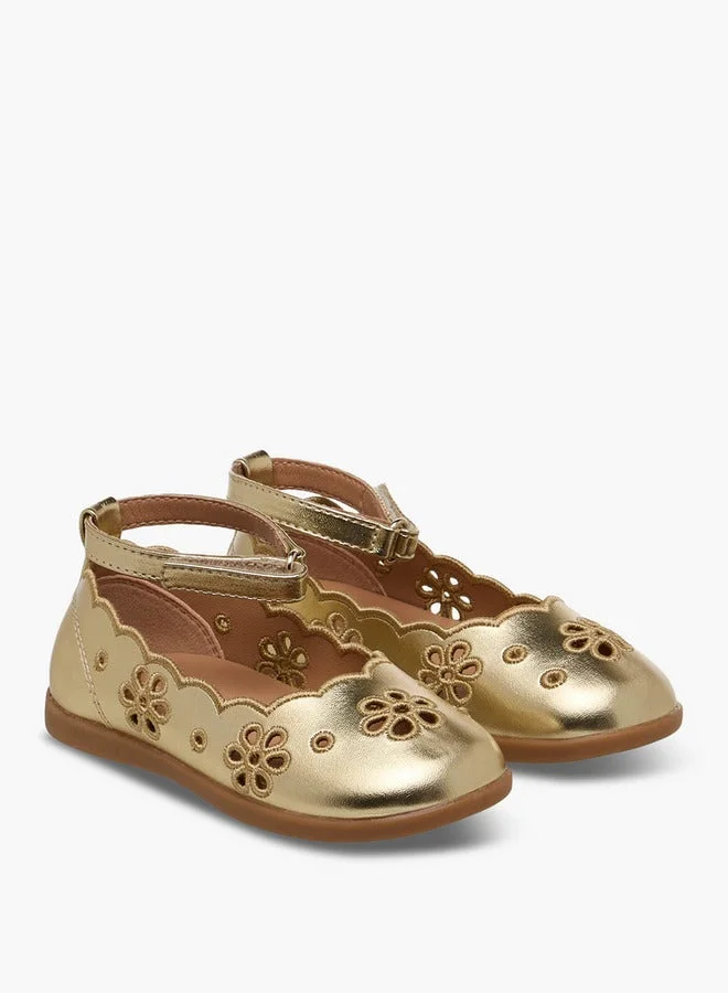 بيرفيت حذاء ماري جين بناتي بفتحات وزهور